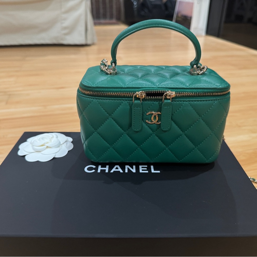 Chanel vanity bag with handle and chain. Excellent condition like new - Picture 7 of 9